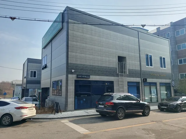 꼬마빌딩 리모델링 — 외장 패널로 마감한 상가 건물