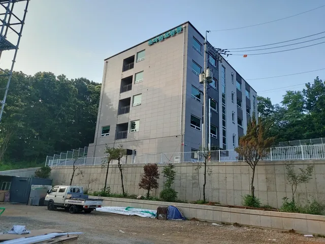 꼬마빌딩 리모델링 — 옹벽 위 5층 공동주택 외관