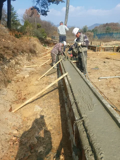 리모델링 감리 — 기초 거푸집 위에서 타설하는 작업자